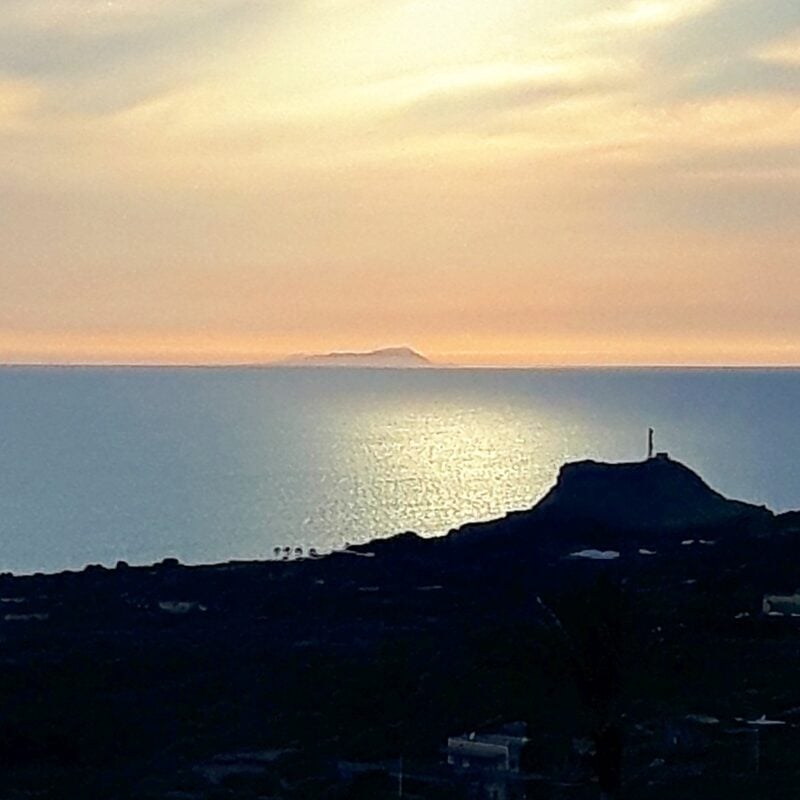 Pacchetto per Pantelleria: la differenza tra viaggiatori e turisti