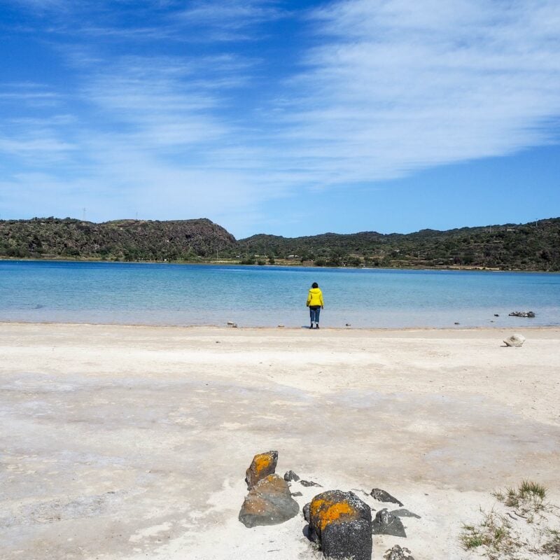 Di là dal fiume tra gli alberi