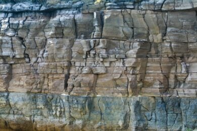 La costa meridionale e gli strati di roccia vulcanica