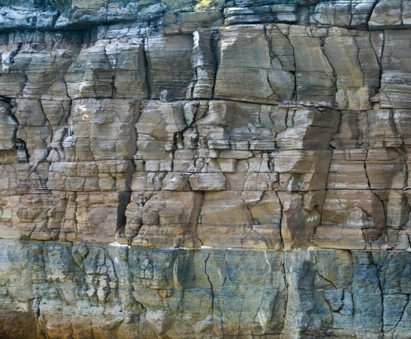 La costa meridionale e gli strati di roccia vulcanica