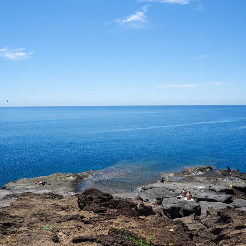 La lettura del quotidiano a mare