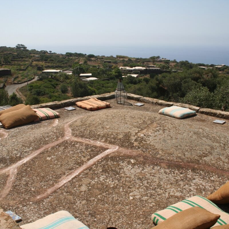 Una donna sul tetto a godersi il freschetto