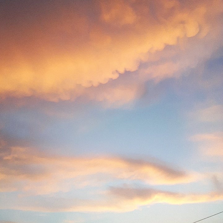 La ragazza che ama salutare