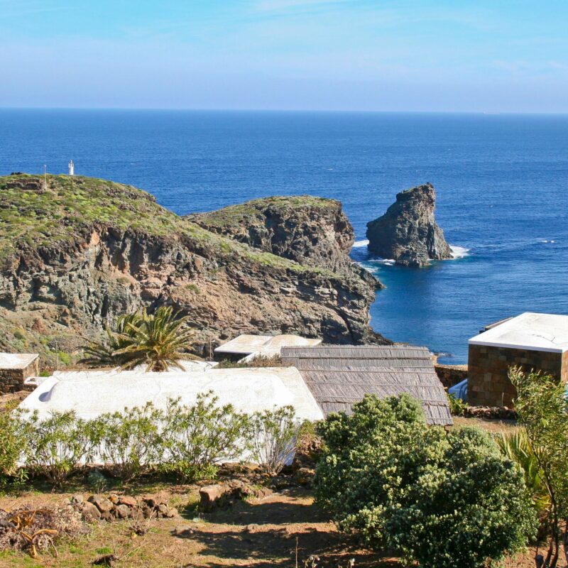 Pantelleria, il Dammuso Faraglione narra.